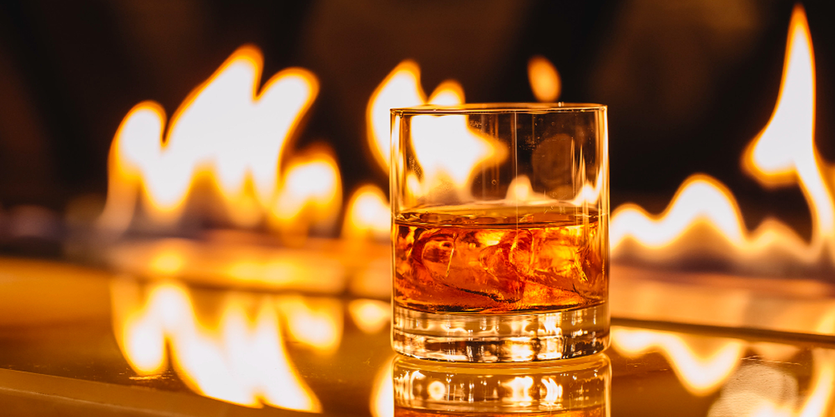 How to Hold a Whisky Glass: The Right Way to Savor Every Sip