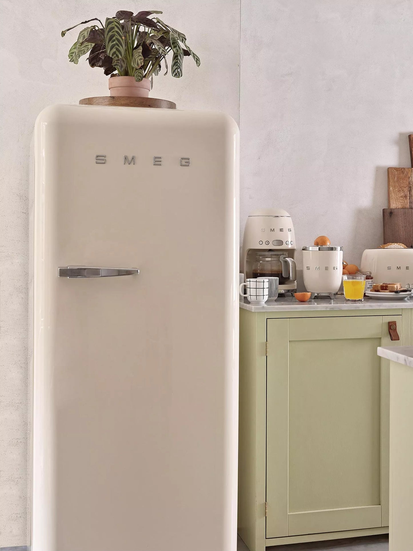 Fab 28 Refrigerator- 50’s Style, Cream